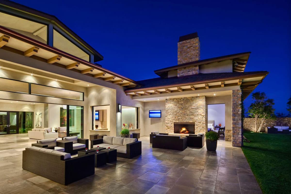 Modern Outdoor Lanai Residence